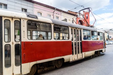Kharkiv, Ukrayna, 6 Haziran 2024 Kharkiv tramvayı şehir bombalanırken işlemeye devam ediyor, Kharkiv 'deki kamu hizmetleri Rus füze ve sirenlerinin sesi her gün duyuluyor..