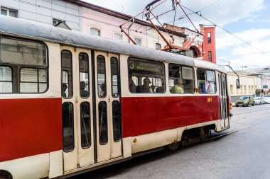 Kharkiv, Ukrayna, 6 Haziran 2024 Kharkiv tramvayı şehir bombalanırken işlemeye devam ediyor, Kharkiv 'deki kamu hizmetleri Rus füze ve sirenlerinin sesi her gün duyuluyor..