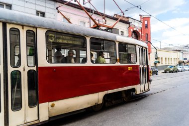 Kharkiv, Ukrayna, 6 Haziran 2024 Kharkiv tramvayı şehir bombalanırken işlemeye devam ediyor, Kharkiv 'deki kamu hizmetleri Rus füze ve sirenlerinin sesi her gün duyuluyor..
