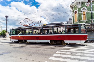 Kharkiv, Ukrayna, 6 Haziran 2024 Kharkiv tramvayı şehir bombalanırken işlemeye devam ediyor, Kharkiv 'deki kamu hizmetleri Rus füze ve sirenlerinin sesi her gün duyuluyor..