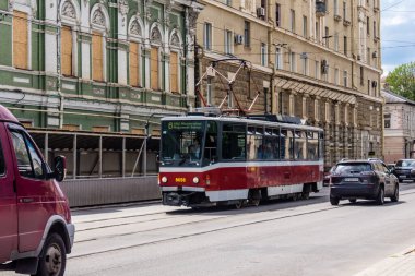 Kharkiv, Ukrayna, 6 Haziran 2024 Kharkiv tramvayı şehir bombalanırken işlemeye devam ediyor, Kharkiv 'deki kamu hizmetleri Rus füze ve sirenlerinin sesi her gün duyuluyor..