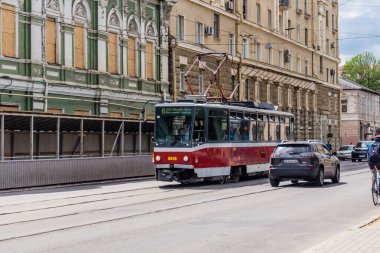 Kharkiv, Ukrayna, 6 Haziran 2024 Kharkiv tramvayı şehir bombalanırken işlemeye devam ediyor, Kharkiv 'deki kamu hizmetleri Rus füze ve sirenlerinin sesi her gün duyuluyor..