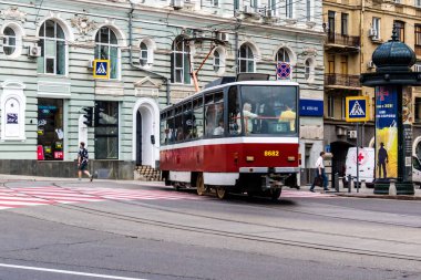 Kharkiv, Ukrayna, 6 Haziran 2024 Kharkiv tramvayı şehir bombalanırken işlemeye devam ediyor, Kharkiv 'deki kamu hizmetleri Rus füze ve sirenlerinin sesi her gün duyuluyor..