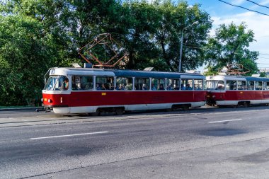 Kharkiv, Ukrayna, 6 Haziran 2024 Kharkiv tramvayı şehir bombalanırken işlemeye devam ediyor, Kharkiv 'deki kamu hizmetleri Rus füze ve sirenlerinin sesi her gün duyuluyor..