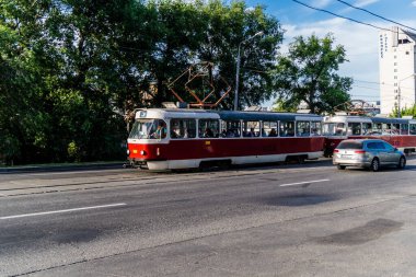 Kharkiv, Ukrayna, 6 Haziran 2024 Kharkiv tramvayı şehir bombalanırken işlemeye devam ediyor, Kharkiv 'deki kamu hizmetleri Rus füze ve sirenlerinin sesi her gün duyuluyor..
