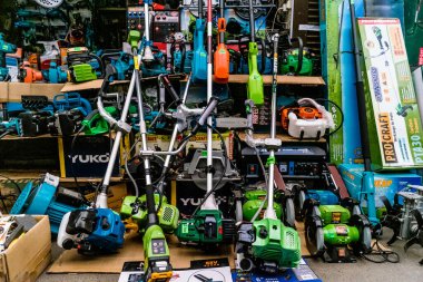 Kharkiv, Ukrayna, 6 Haziran 2024 Kharkiv Merkez Pazarı. Tüccarlar ürün, giysi ve daha fazlasını satarlar. Piyasa düzenli olarak Rus füzeleri ve sirenleri tarafından hedef alınsa da insanlar alışveriş yapıyor..