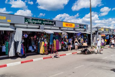 Kharkiv, Ukrayna, 6 Haziran 2024 Kharkiv Merkez Pazarı. Tüccarlar ürün, giysi ve daha fazlasını satarlar. Piyasa düzenli olarak Rus füzeleri ve sirenleri tarafından hedef alınsa da insanlar alışveriş yapıyor..