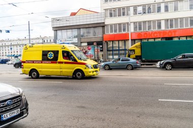 Kharkiv, Ukrayna, 6 Haziran 2024 Rusya ile savaş sırasında Kharkiv şehir merkezinden bir ambulans geçiyor, Harkiv Rus füzelerinin ve sirenlerin sesi her gün yankılanıyor.