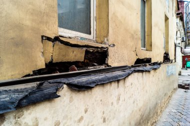 Kharkiv, Ukrayna, 6 Haziran 2024 Bir binaya füze ve şarapnel isabet etti. Sivil altyapı Rus ordusunun tercih ettiği bir hedef. Kharkiv Rus saldırılarına maruz kalıyor ve her gün sirenler çalıyor.