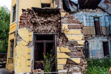 Kharkiv, Ukrayna, 6 Haziran 2024 Bir binaya füze ve şarapnel isabet etti. Sivil altyapı Rus ordusunun tercih ettiği bir hedef. Kharkiv Rus saldırılarına maruz kalıyor ve her gün sirenler çalıyor.