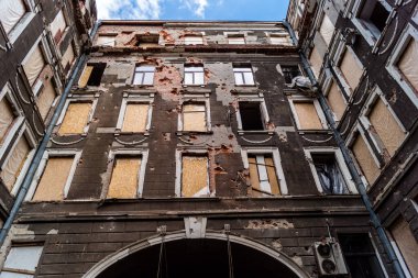 Kharkiv, Ukrayna, 6 Haziran 2024 Bir binaya füze ve şarapnel isabet etti. Sivil altyapı Rus ordusunun tercih ettiği bir hedef. Kharkiv Rus saldırılarına maruz kalıyor ve her gün sirenler çalıyor.