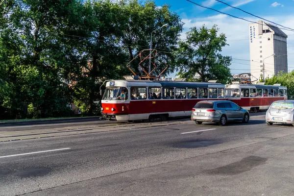 Kharkiv, Ukrayna, 6 Haziran 2024 Kharkiv tramvayı şehir bombalanırken işlemeye devam ediyor, Kharkiv 'deki kamu hizmetleri Rus füze ve sirenlerinin sesi her gün duyuluyor..