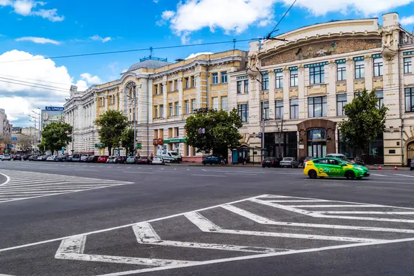 Kharkiv, Ukrayna, 6 Haziran 2024 Kharkiv şehri savaş sırasında Rusya 'nın tarihi ve modern binaları Rus füzelerinin ve sirenlerin sesi her gün yankılanıyor.