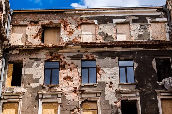 stock image Kharkiv, Ukraine, June 6, 2024 A building was hit with missiles and shrapnel. Civilian infrastructure is the Russian army s preferred target. Kharkiv suffers Russian attacks and sirens sound every day