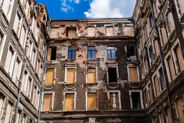 Kharkiv, Ukrayna, 6 Haziran 2024 Bir binaya füze ve şarapnel isabet etti. Sivil altyapı Rus ordusunun tercih ettiği bir hedef. Kharkiv Rus saldırılarına maruz kalıyor ve her gün sirenler çalıyor.
