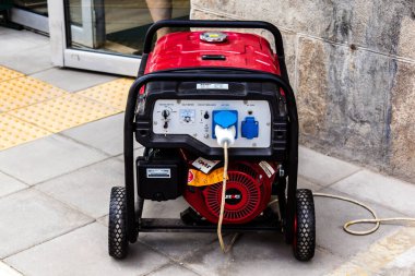 Kharkiv, Ukrayna, 6 Haziran 2024 Elektrik jeneratörü Harkiv sokaklarında. Rus füzelerinin hedeflediği enerji santralleri Ukrayna 'da büyük elektrik kesintilerine yol açıyor.