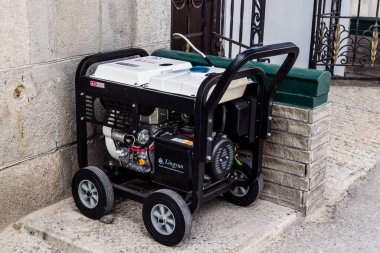 Kharkiv, Ukrayna, 6 Haziran 2024 Elektrik jeneratörü Harkiv sokaklarında. Rus füzelerinin hedeflediği enerji santralleri Ukrayna 'da büyük elektrik kesintilerine yol açıyor.