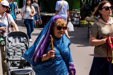 Kharkiv, Ukrayna, 8 Haziran 2024 Ukraynalı Hare Krishna hayranları sokaklarda dans edip şarkı söylüyorlar. Hare Krishna 'lar, Ukrayna' nın en eski dininin bir parçasıdır..