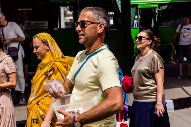 Kharkiv, Ukrayna, 8 Haziran 2024 Ukraynalı Hare Krishna hayranları sokaklarda dans edip şarkı söylüyorlar. Hare Krishna 'lar, Ukrayna' nın en eski dininin bir parçasıdır..