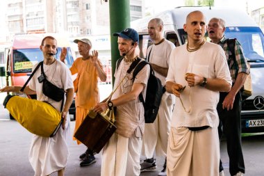 Kharkiv, Ukrayna, 8 Haziran 2024 Ukraynalı Hare Krishna hayranları sokaklarda dans edip şarkı söylüyorlar. Hare Krishna 'lar, Ukrayna' nın en eski dininin bir parçasıdır..