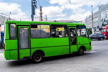 Kharkiv, Ukrayna, 8 Haziran 2024 Kharkiv. Kamu hizmetleri, ülke savaşta olsa bile çalışır. Şehirler arası otobüsler genellikle güvenilmezdir, özellikle de savaş bölgelerinde..