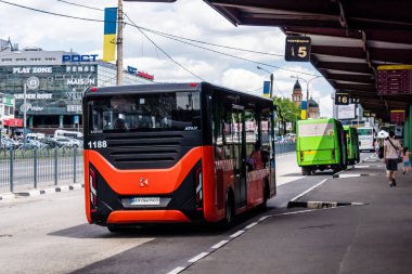 Kharkiv, Ukrayna, 8 Haziran 2024 Kharkiv. Kamu hizmetleri, ülke savaşta olsa bile çalışır. Şehirler arası otobüsler genellikle güvenilmezdir, özellikle de savaş bölgelerinde..