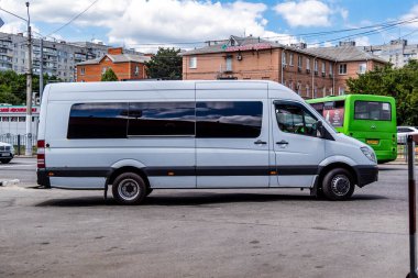 Kharkiv, Ukrayna, 8 Haziran 2024 Kharkiv. Kamu hizmetleri, ülke savaşta olsa bile çalışır. Şehirler arası otobüsler genellikle güvenilmezdir, özellikle de savaş bölgelerinde..