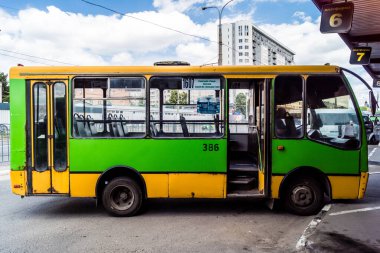 Kharkiv, Ukrayna, 8 Haziran 2024 Kharkiv. Kamu hizmetleri, ülke savaşta olsa bile çalışır. Şehirler arası otobüsler genellikle güvenilmezdir, özellikle de savaş bölgelerinde..