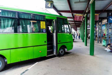 Kharkiv, Ukrayna, 8 Haziran 2024 Kharkiv. Kamu hizmetleri, ülke savaşta olsa bile çalışır. Şehirler arası otobüsler genellikle güvenilmezdir, özellikle de savaş bölgelerinde..