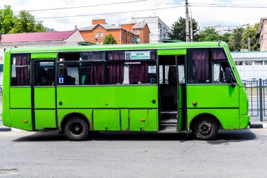 Kharkiv, Ukrayna, 8 Haziran 2024 Kharkiv. Kamu hizmetleri, ülke savaşta olsa bile çalışır. Şehirler arası otobüsler genellikle güvenilmezdir, özellikle de savaş bölgelerinde..