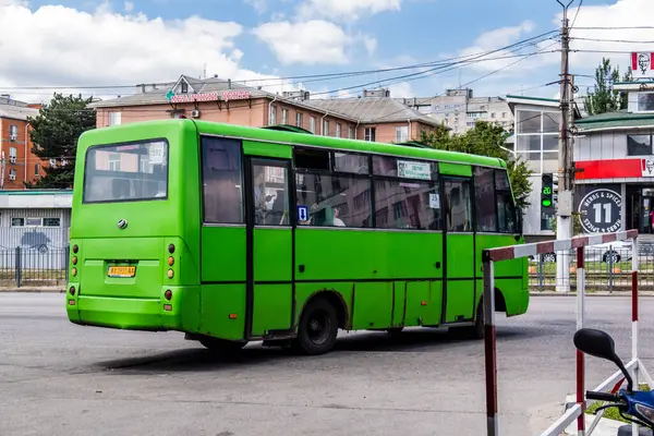 Kharkiv, Ukrayna, 8 Haziran 2024 Kharkiv. Kamu hizmetleri, ülke savaşta olsa bile çalışır. Şehirler arası otobüsler genellikle güvenilmezdir, özellikle de savaş bölgelerinde..