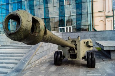 Kharkiv, Ukrayna, 10 Haziran 2024 Harkiv şehir merkezindeki askeri anıt. Tanklar ve toplar Sovyet döneminin savaş sembolleri ve askeri geçmişi anmak içindir..