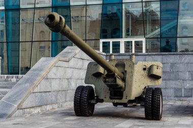 Kharkiv, Ukrayna, 10 Haziran 2024 Harkiv şehir merkezindeki askeri anıt. Tanklar ve toplar Sovyet döneminin savaş sembolleri ve askeri geçmişi anmak içindir..