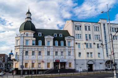 Kharkiv, Ukrayna, 10 Haziran 2024 Harkiv şehir merkezindeki askeri anıt. Tanklar ve toplar Sovyet döneminin savaş sembolleri ve askeri geçmişi anmak içindir..