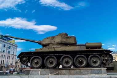 Kharkiv, Ukrayna, 10 Haziran 2024 Harkiv şehir merkezindeki askeri anıt. Tanklar ve toplar Sovyet döneminin savaş sembolleri ve askeri geçmişi anmak içindir..