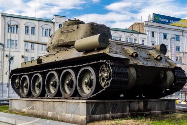 Kharkiv, Ukrayna, 10 Haziran 2024 Harkiv şehir merkezindeki askeri anıt. Tanklar ve toplar Sovyet döneminin savaş sembolleri ve askeri geçmişi anmak içindir..