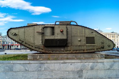 Kharkiv, Ukrayna, 10 Haziran 2024 Harkiv şehir merkezindeki askeri anıt. Tanklar ve toplar Sovyet döneminin savaş sembolleri ve askeri geçmişi anmak içindir..
