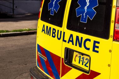 Kharkiv, Ukrayna, 10 Haziran 2024 savaş sırasında Harkiv şehir merkezine park etmiş bir ambulans. Kharkiv, Rus füze ve sirenlerinin sesi her gün duyuluyor..