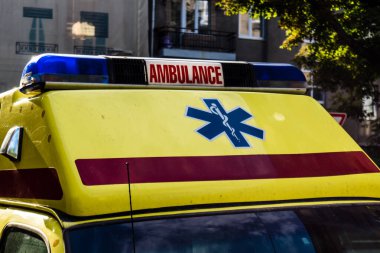 Kharkiv, Ukrayna, 10 Haziran 2024 savaş sırasında Harkiv şehir merkezine park etmiş bir ambulans. Kharkiv, Rus füze ve sirenlerinin sesi her gün duyuluyor..