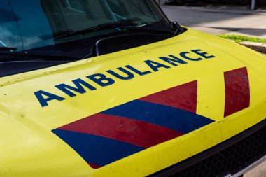 Kharkiv, Ukrayna, 10 Haziran 2024 savaş sırasında Harkiv şehir merkezine park etmiş bir ambulans. Kharkiv, Rus füze ve sirenlerinin sesi her gün duyuluyor..