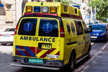 Kharkiv, Ukrayna, 10 Haziran 2024 savaş sırasında Harkiv şehir merkezine park etmiş bir ambulans. Kharkiv, Rus füze ve sirenlerinin sesi her gün duyuluyor..