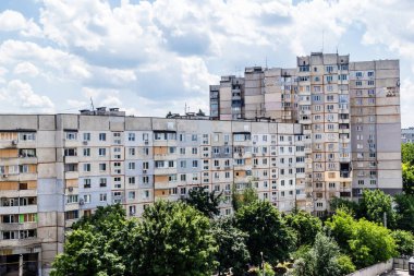Kharkiv, Ukrayna, 10 Haziran 2024 Kharkiv şehri Rusya ile savaş sırasında Rusya 'nın tarihi ve modern binaları Rus füzelerinin ve sirenlerin sesi her gün yankılanıyor..