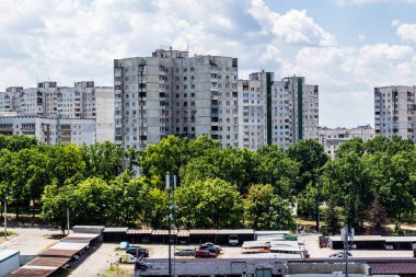 Kharkiv, Ukrayna, 10 Haziran 2024 Kharkiv şehri Rusya ile savaş sırasında Rusya 'nın tarihi ve modern binaları Rus füzelerinin ve sirenlerin sesi her gün yankılanıyor..