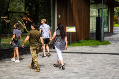 Kharkiv, Ukrayna, 11 Haziran 2024 Kharkiv Hayvanat Bahçesi, 1895 'te kuruldu. Savaşa ve şehre saldırı riskine rağmen burası açık ve aileler ve askerler tarafından ziyaret ediliyor..