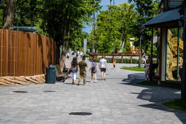 Kharkiv, Ukrayna, 11 Haziran 2024 Kharkiv Hayvanat Bahçesi, 1895 'te kuruldu. Savaşa ve şehre saldırı riskine rağmen burası açık ve aileler ve askerler tarafından ziyaret ediliyor..