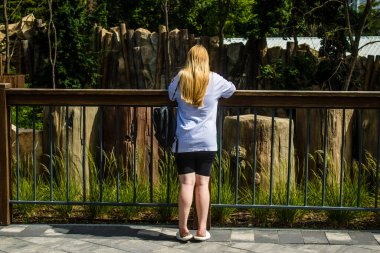 Kharkiv, Ukrayna, 11 Haziran 2024 Kharkiv Hayvanat Bahçesi, 1895 'te kuruldu. Savaşa ve şehre saldırı riskine rağmen burası açık ve aileler ve askerler tarafından ziyaret ediliyor..