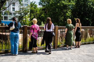 Kharkiv, Ukrayna, 11 Haziran 2024 Kharkiv Hayvanat Bahçesi, 1895 'te kuruldu. Savaşa ve şehre saldırı riskine rağmen burası açık ve aileler ve askerler tarafından ziyaret ediliyor..