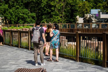 Kharkiv, Ukrayna, 11 Haziran 2024 Kharkiv Hayvanat Bahçesi, 1895 'te kuruldu. Savaşa ve şehre saldırı riskine rağmen burası açık ve aileler ve askerler tarafından ziyaret ediliyor..