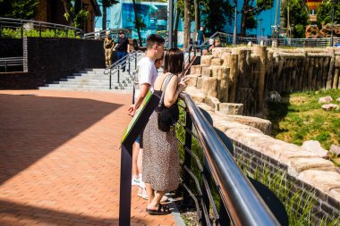 Kharkiv, Ukrayna, 11 Haziran 2024 Kharkiv Hayvanat Bahçesi, 1895 'te kuruldu. Savaşa ve şehre saldırı riskine rağmen burası açık ve aileler ve askerler tarafından ziyaret ediliyor..