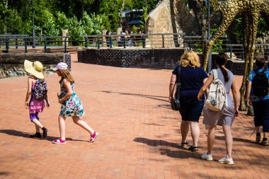 Kharkiv, Ukrayna, 11 Haziran 2024 Kharkiv Hayvanat Bahçesi, 1895 'te kuruldu. Savaşa ve şehre saldırı riskine rağmen burası açık ve aileler ve askerler tarafından ziyaret ediliyor..